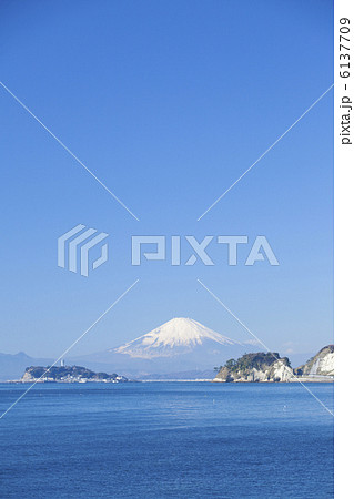 材木座から見た江ノ島と富士山 材木座から見た江ノ島と富士山 6137709