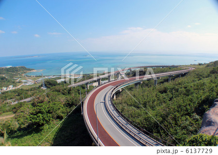 ニライカナイ橋と沖縄の青い海 6137729