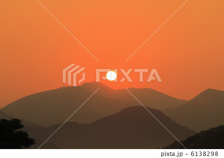 朝日に染まる、山の重なり 6138298