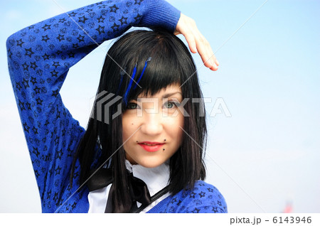 blue-eyed  brunette 6143946