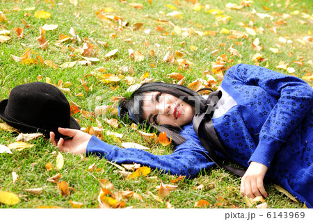 blue-eyed  brunette 6143969