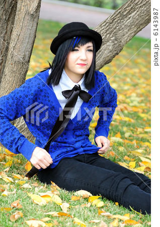 blue-eyed  brunette 6143987