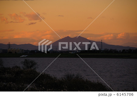 利根川と筑波山夕焼け 6145706