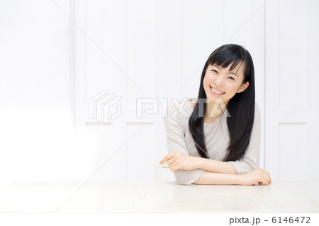 座る女の子 正面の写真素材