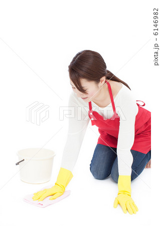 雑巾掛けをする女性 雑巾掛けをする女性 6146982