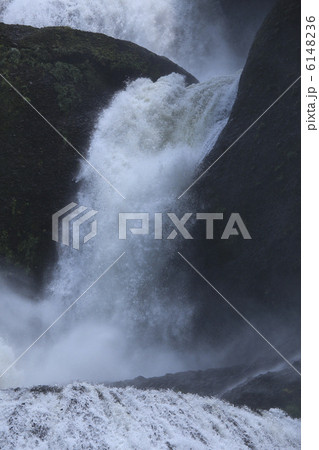 嵐の激流 袋田の滝 轟音とどろき水煙吹き上がる 嵐の激流 袋田の滝 轟音とどろき水煙吹き上がる 6148236