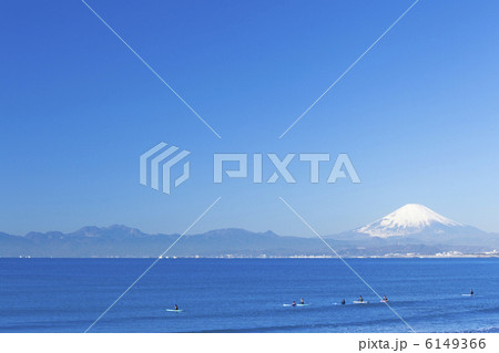 片瀬海岸のサーファーと富士山 6149366