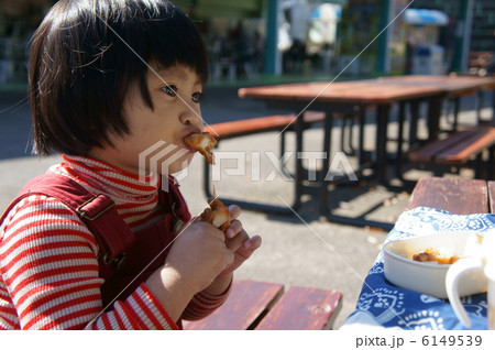 お弁当を食べる女の子 6149539