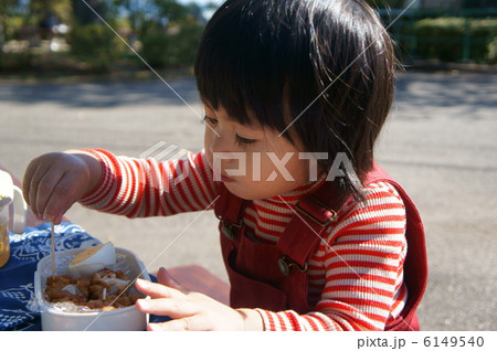 お弁当を食べる女の子 6149540