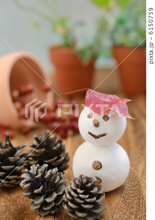 雪だるまの人形とトウカエデの紅葉した葉 6150759