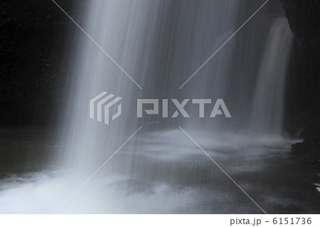 滝水のカーテン 月待の滝は裏見の滝日本一 滝の裏から撮影しました 滝水のカーテン 月待の滝は裏見の滝日本一 滝の裏から撮影しました 6151736