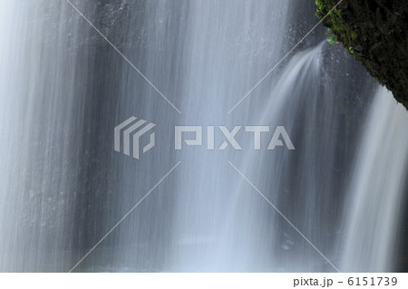 滝水のカーテン 月待の滝は裏見の滝日本一 滝の裏から撮影しました 滝水のカーテン 月待の滝は裏見の滝日本一 滝の裏から撮影しました 6151739