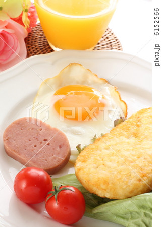 ハッシュブラウンポテトとスパムの朝食の写真素材