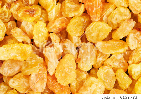 Golden raisins close- up food background 6153783