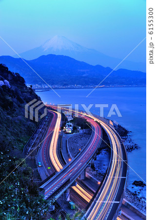 サッタ峠から富士山と高速道路 6155300