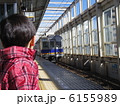 電車を見送る男の子 6155989
