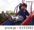 公園で滑り台を滑る男の子 6155992