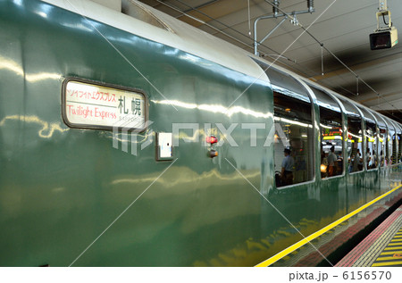 大阪駅に停車中のトワイライトエクスプレス 6156570