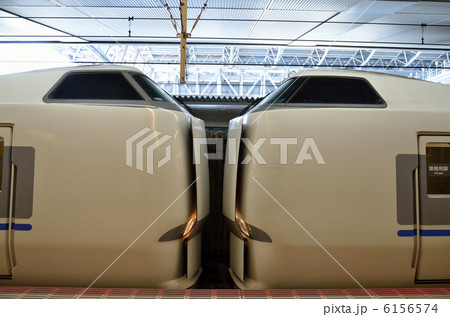 大阪駅に停車中のサンダーバード 6156574