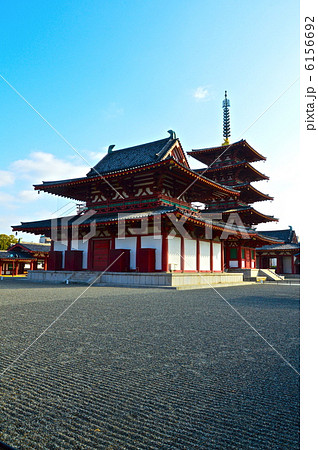 四天王寺の「金堂(手前)」と「五重塔(奥)」(大阪市天王寺区) 四天王寺の「金堂(手前)」と「五重塔(奥)」(大阪市天王寺区) 6156692