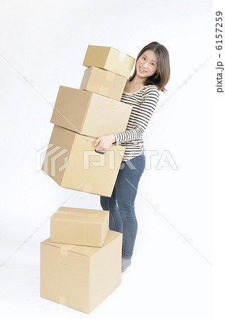 引っ越し作業する女性 引っ越し作業する女性 6157259