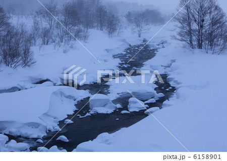 川の雪景色 6158901