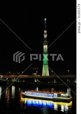 夜の東京スカイツリーと屋形船 夜の東京スカイツリーと屋形船 6160379