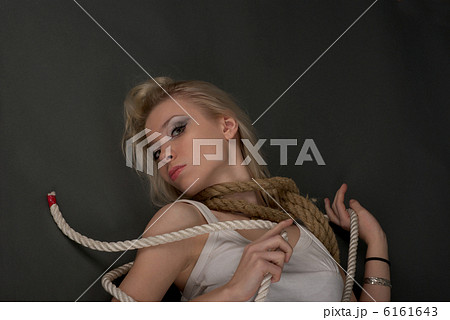 Pretty blonde female with ropesの写真素材 [6161643] - PIXTA