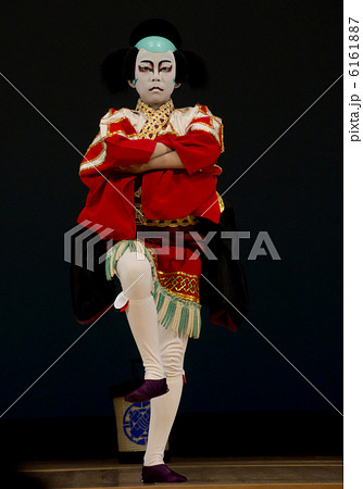 日本の伝統美_　歌舞伎の供奴を踊る美少年 6161887