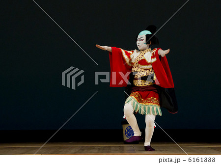 日本の伝統美_　歌舞伎の供奴を踊る美少年 6161888