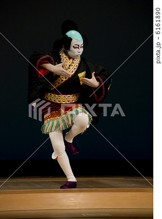 日本の伝統美_　歌舞伎の供奴を踊る美少年 6161890