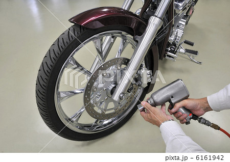 バイクのタイヤ交換 6161942