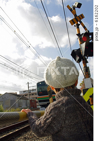 電車と踏切で待つ子供 電車と踏切で待つ子供 6162202