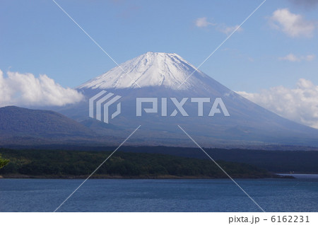 本栖湖畔からの冠雪富士 6162231