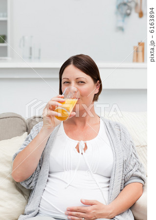 Pregnant woman drinking oranje juice 6163894