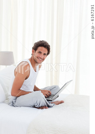 Man working on his laptop at home 6167291