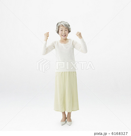 ガッツポーズをするシニア女性 6168327