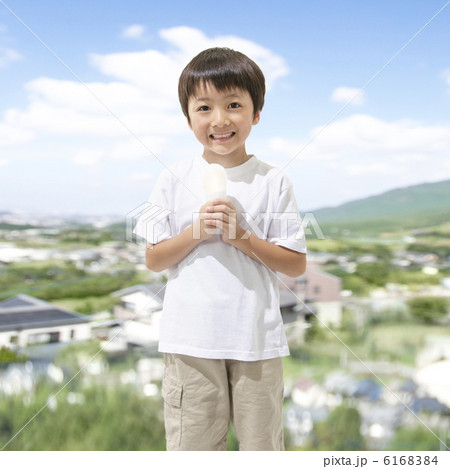 電球を持つ男の子 6168384