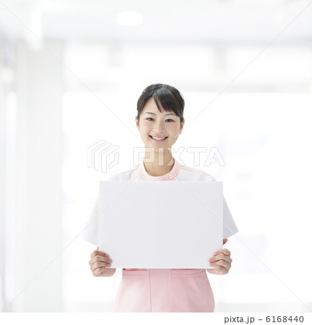 ホワイトボードを持つ看護士 6168440