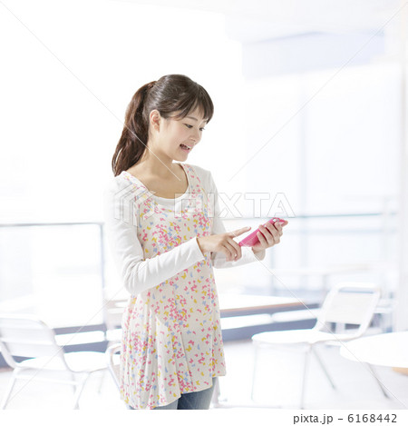スマートフォンを操作する女性 6168442