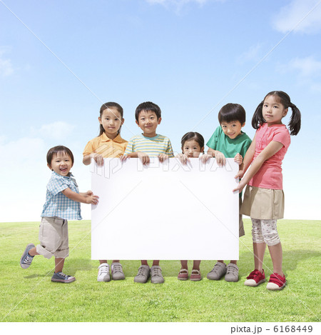 ホワイトボードを持つ6人の子供達 6168449