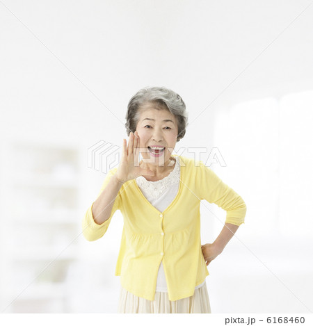 呼びかけるシニア女性 6168460