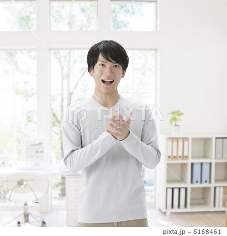 手を叩く男性 6168461