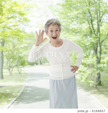 耳をすますシニア女性 6168607