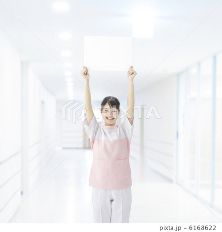ホワイトボードを持つ看護士 6168622