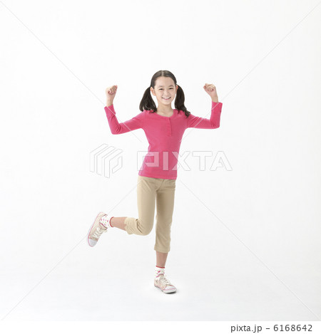 ガッツポーズをする小学生の女の子 6168642