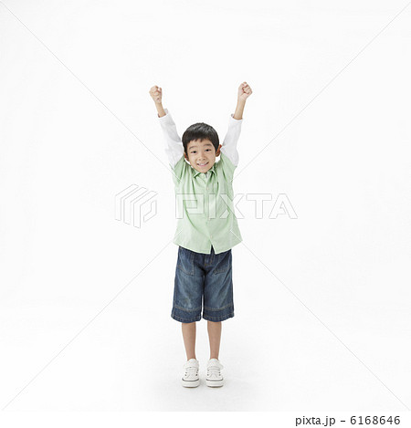 両手をあげる男の子 6168646