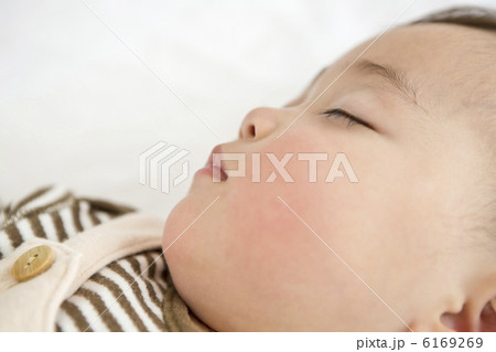 赤ちゃんの寝顔 6169269