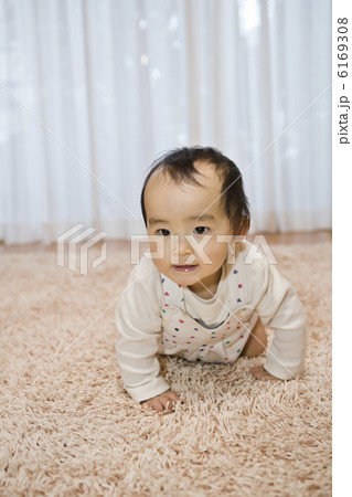 床を這い這いしている赤ちゃん 床を這い這いしている赤ちゃん 6169308