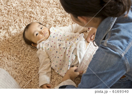 赤ちゃんのおしめを替える母親 6169340
